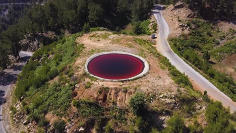 vista aérea de un embalse rojo en un bosque montañoso