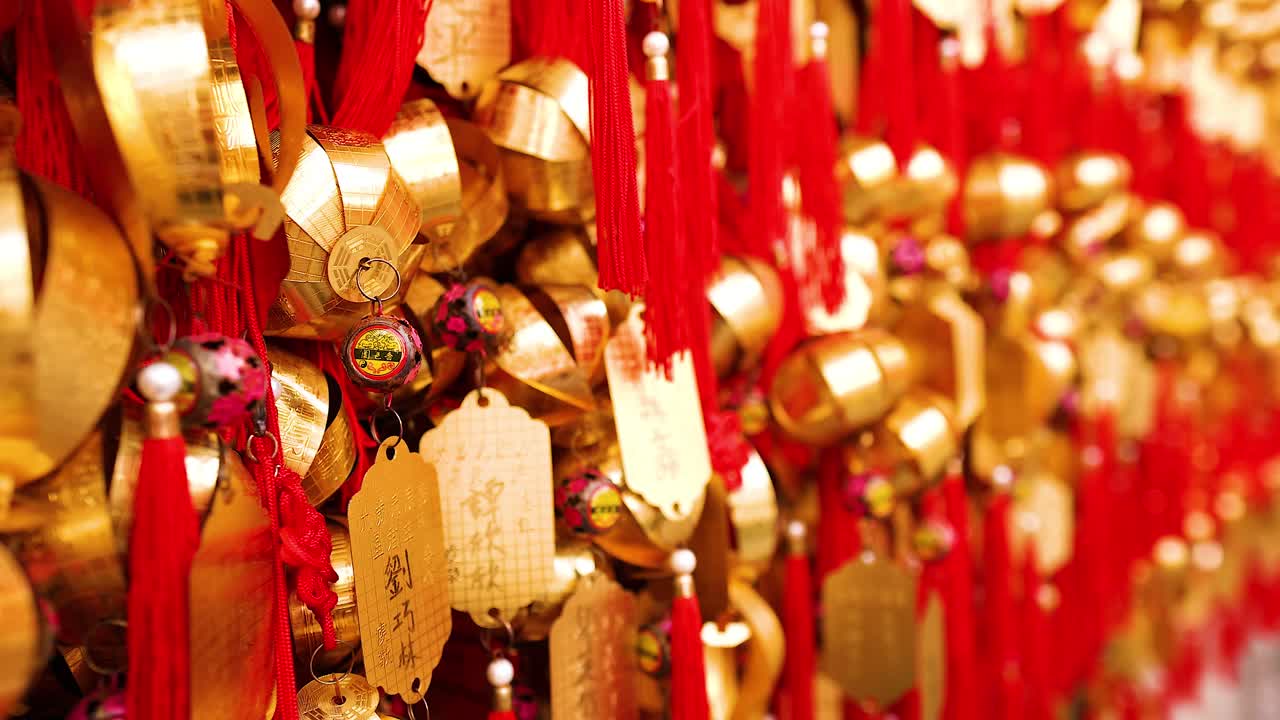 exhibición vibrante de campanas doradas y deseos