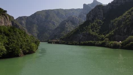 vista de avión no tripulado del río neretva que fluye a través de las montañas en bosnia