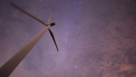 Estrellas-Brillantes-Y-Satélites-En-El-Cielo-Nocturno-Nublado