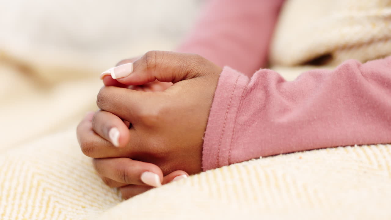 mujer negra, manos o ansiedad de salud mental