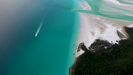 drone shot de bateau dans l'océan à whitehaven beach whitsunday island australie