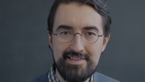 retrato en primer plano de un hombre sonriente