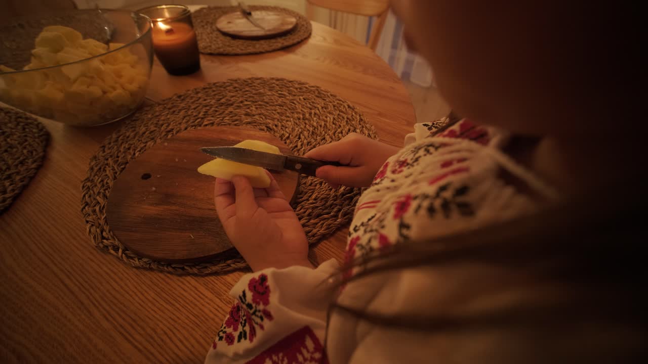 madre e hija preparándose para la celebración de navidad