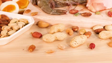 variedad de carnes, nueces y mariscos expuestos