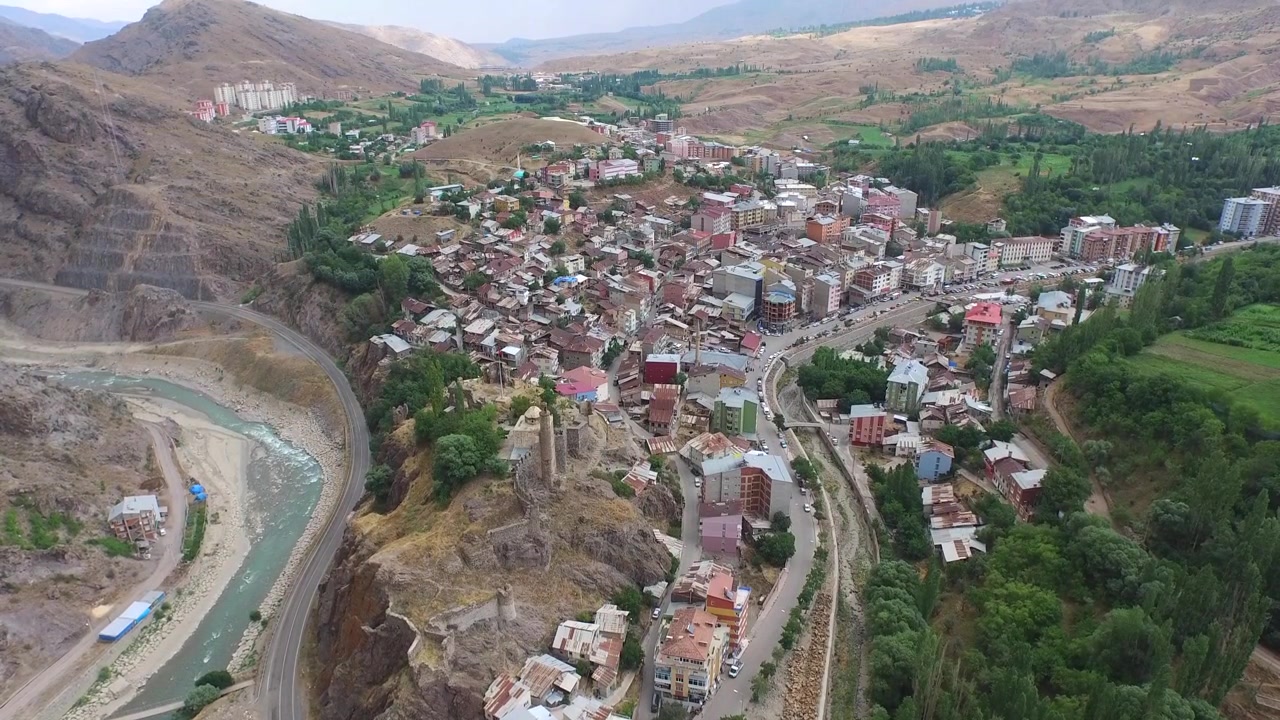 Dağ vadisine kurulmuş küçük bir kasabanın kuşbakışı görüntüsü.
