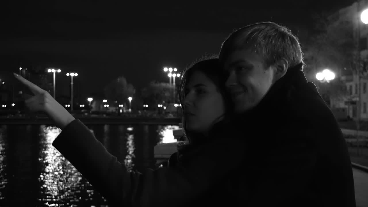 로맨틱 한 저녁 을 즐기는 부부