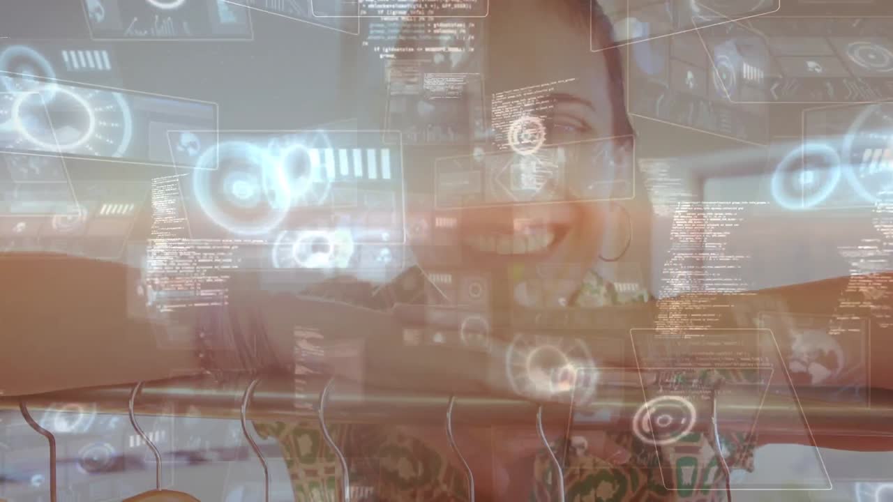 animación del procesamiento de datos sobre una mujer sonriente apoyada en un riel colgado en una tienda de ropa