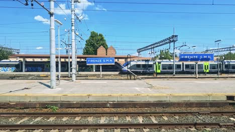 ein zug fährt durch einen sonnigen bahnhof in neapel