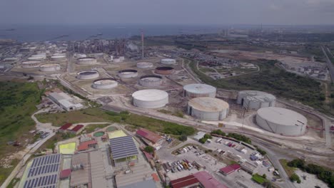 fotografía aérea de una instalación de almacenamiento de combustible vacía en catania, sicilia, italia