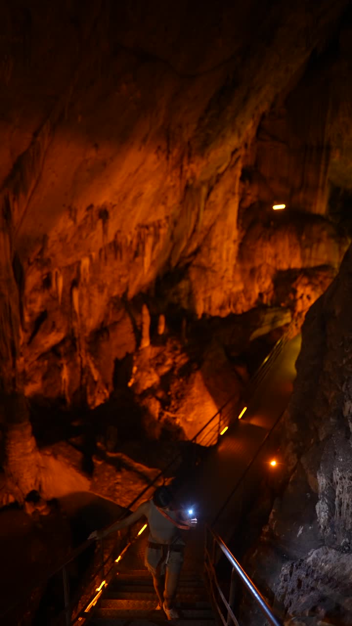 una mujer explorando una cueva.
