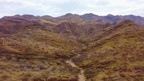 Luftaufnahme-über-Zerklüftete-Wüstenlandschaft-Und-Einzigartige-Geologie-In-Namibia-Afrika-2