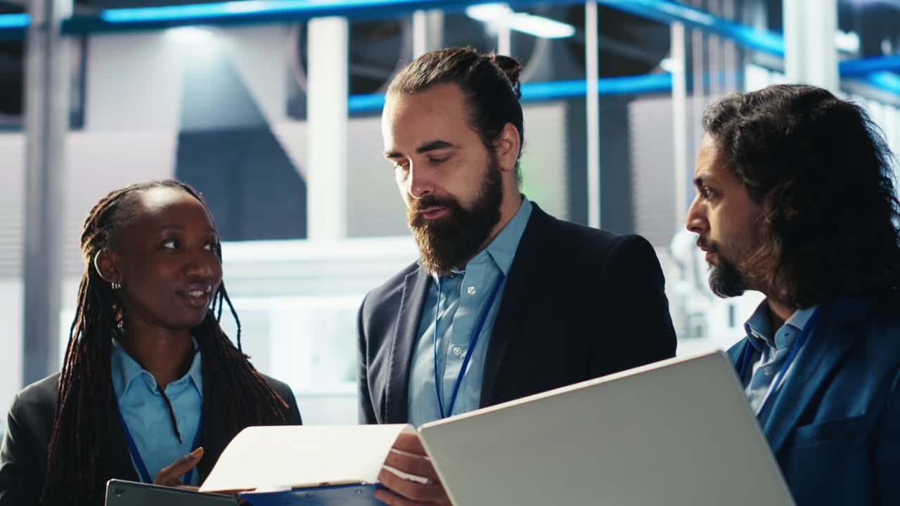 trabajo en equipo ingenieros de fábricas fotovoltaicas investigando soluciones solares más baratas