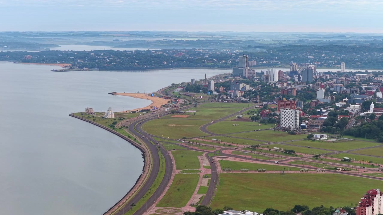 Panorama da drone dell'area urbana di Encarnacion e dello sviluppo del lungofiume nel Dipartimento di Itapúa, Paraguay