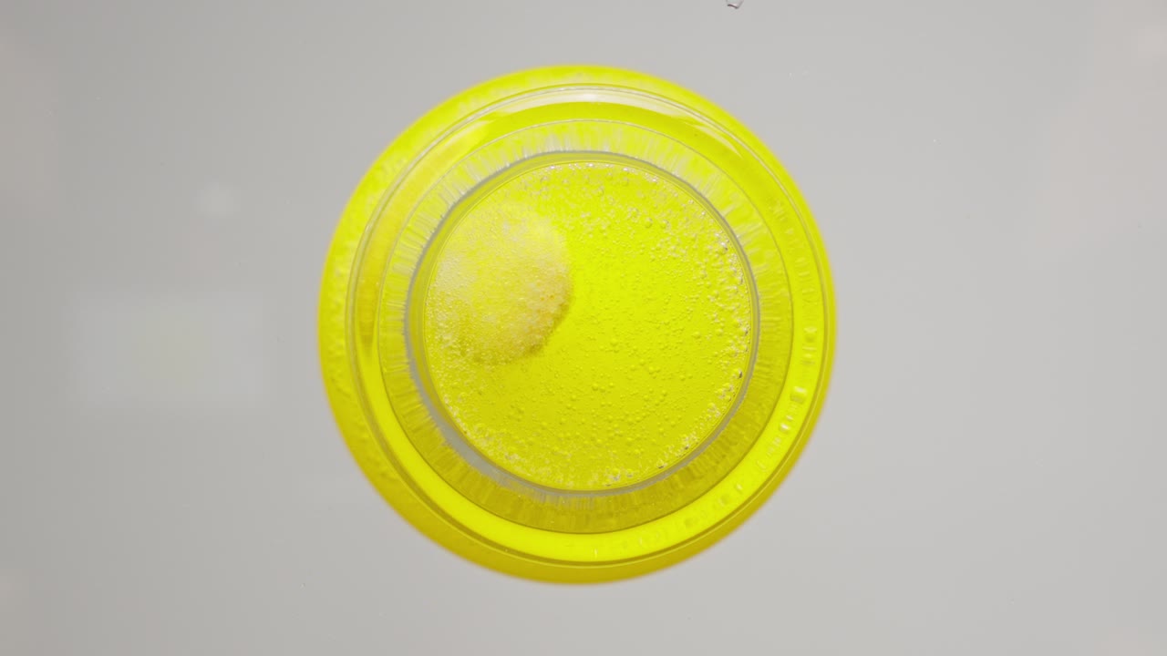 Compressa effervescente di vitamine che si dissolve in acqua, con un frizzante rinfrescante.