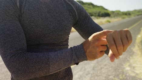 Hombre-Triatleta-Usando-Smartwatch-En-Un-Día-Soleado