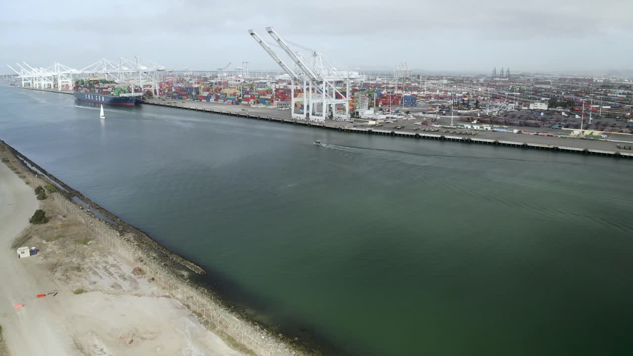 un surgimiento y revelación de un negocio de importación de exportación de operaciones de envío gigante