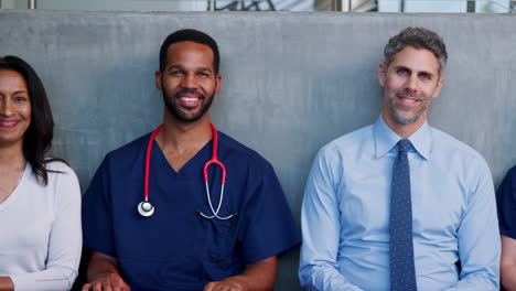 retrato de cinco profesionales de la salud masculinos y femeninos