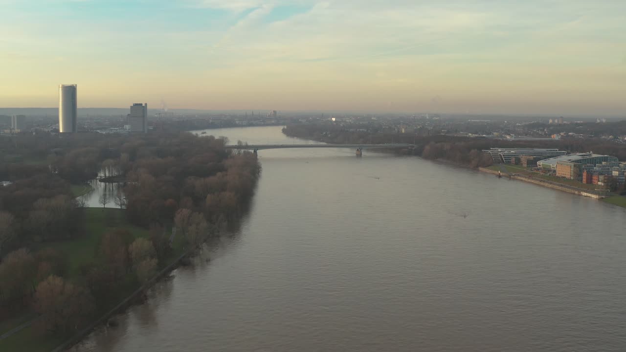 Ripresa panoramica con drone - scatto aereo di Bonn e del fiume Reno con la Post Tower, l'hotel Kameha e una nave nel pomeriggio, 30p