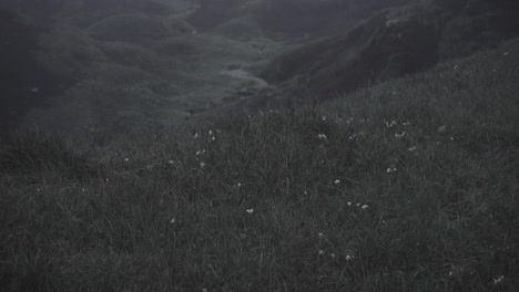 Silhouette-In-Einer-Verlassenen-Isländischen-Schlucht-In-Einer-Nebligen,-Stimmungsvollen,-Dramatischen-Landschaft