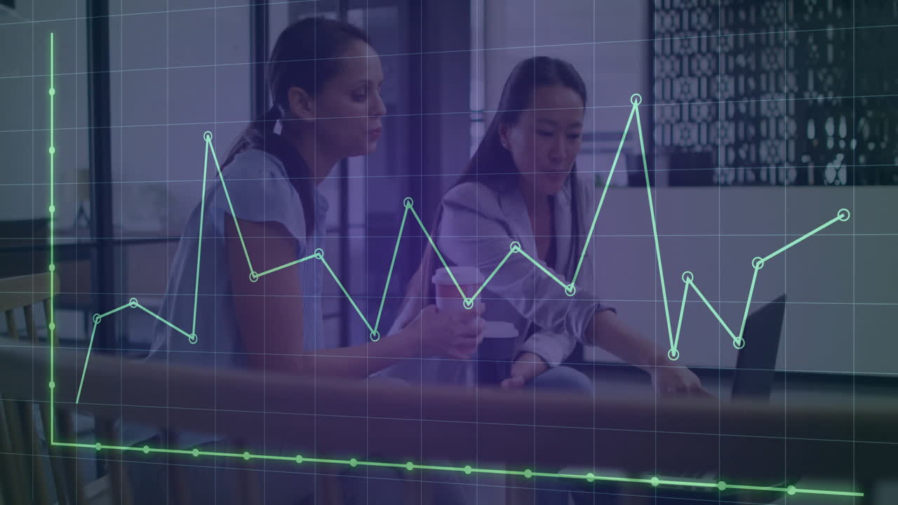 animación del procesamiento de datos financieros sobre diversas personas de negocios en la oficina