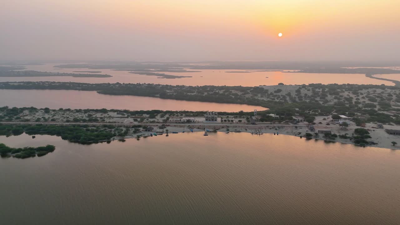Droneoptagelse af Baqar Lake Resort Sanghar i Pakistan