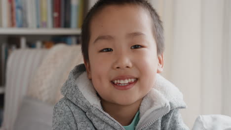 Retrato-Divertido-Niño-Asiático-Sonriendo-Mirando-La-Cámara-Con-Una-Expresión-Traviesa-Feliz-Y-Juguetona-Disfrutando-Del-Concepto-Testimonial-De-La-Infancia-Imágenes-De-4k