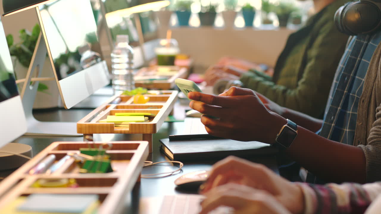 personas de negocios escribiendo en su teclado en la mesa