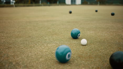 Grün,-Bälle-Und-Rasenbowlingspiel-Auf-Gras