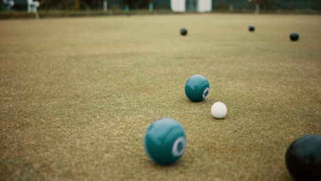 verde, pelotas y juego de bolos de césped en el césped