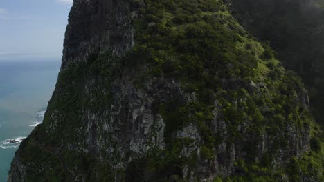 Clip-De-Dron-Que-Revela-El-Paisaje-épico-Y-La-Costa-De-Madeira-Con-La-Ladera-De-La-Montaña-Como-Primer-Plano