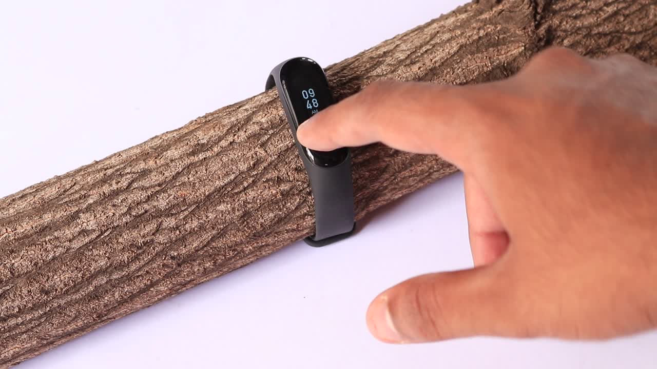 피트니스 팔찌 또는 추적기 흰색 배경에 고립