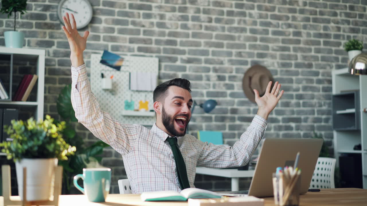 un hombre de negocios feliz celebrando el éxito.
