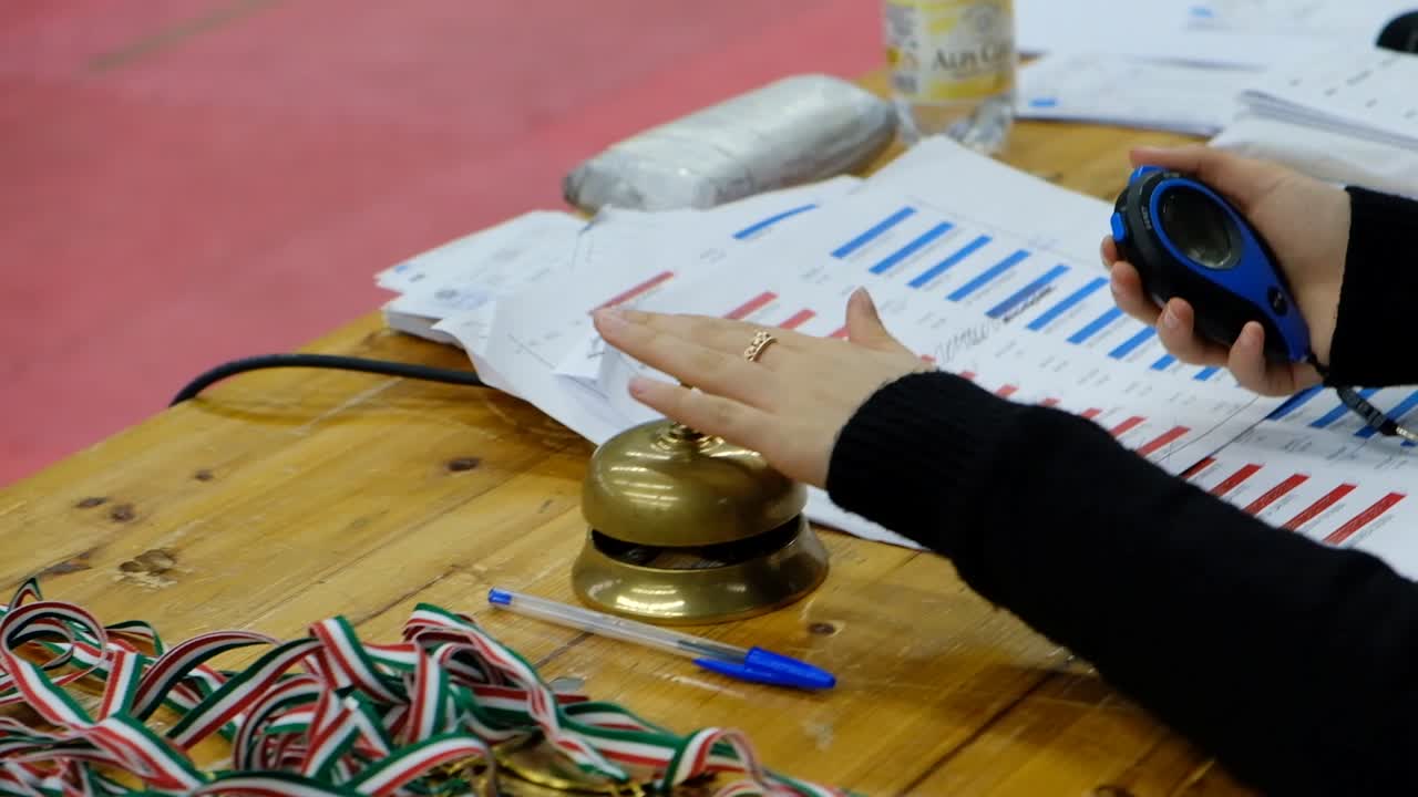 suena la campana al final de un combate de boxeo