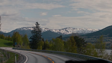 Tiro-Lento-Del-Carro-Explorando-El-Paisaje-Nevado-En-El-Campo-De-Vestland