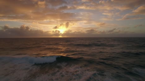 Vista-Aérea-De-Cerca-De-Las-Olas-De-Agua-Cerca-De-Strand-En-La-Isla-Mauricio-Del-Océano-índico