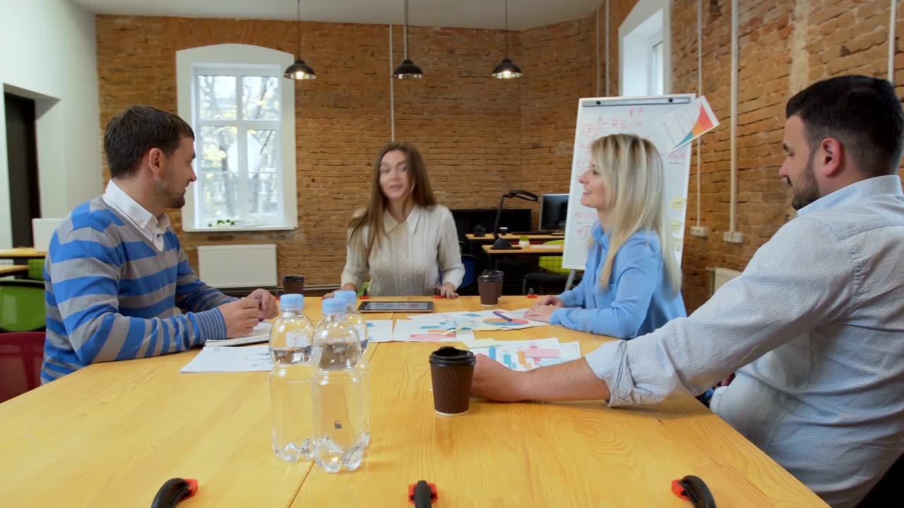 reunión de equipo de negocios involucró a diversas personas que participaron en ideas creativas y sostenibles steadicam filmado a través de la mesa de la sala de juntas espacio de trabajo compartido