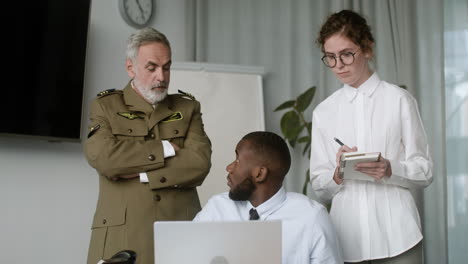 Geschäftstreffen-Im-Büro