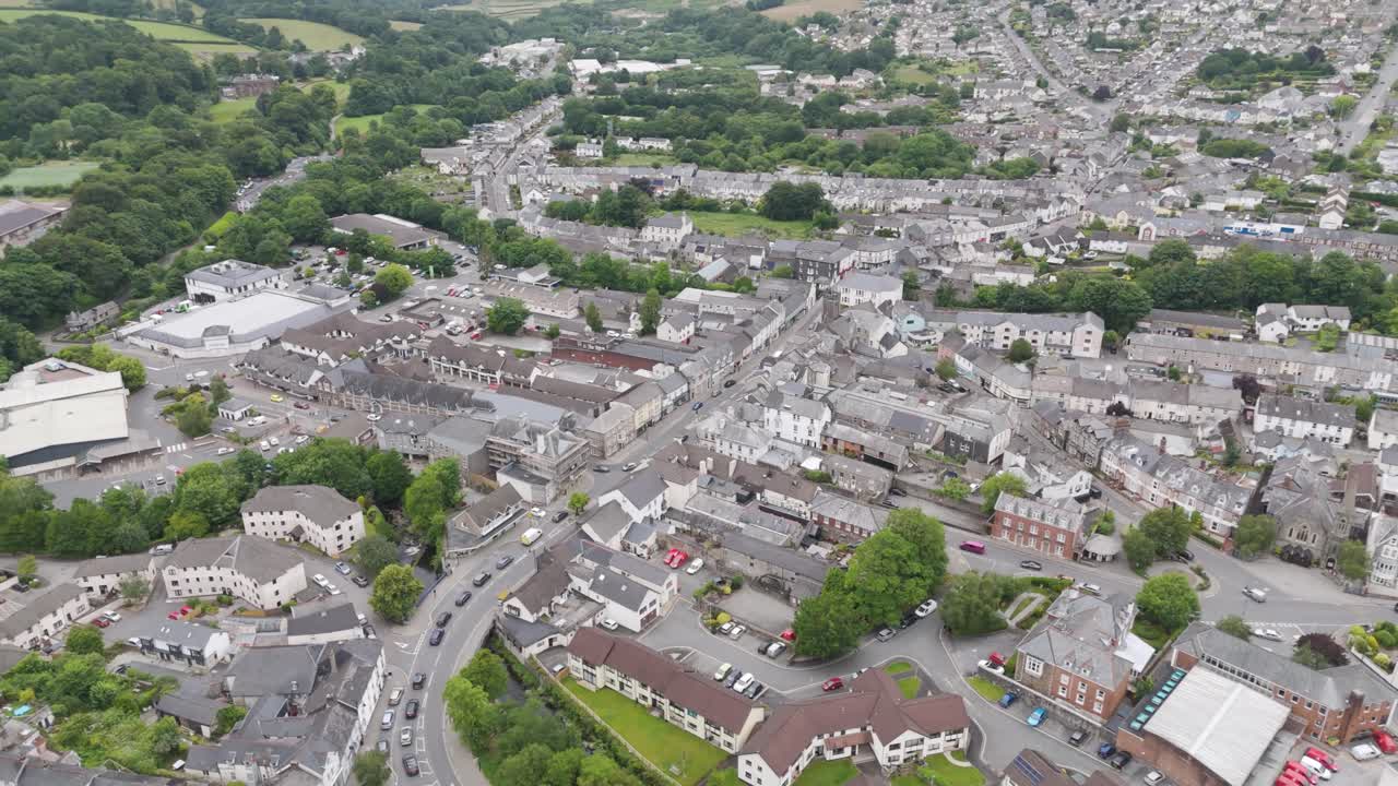 vista aérea de la calle principal de okehampton, devon, reino unido, con tiendas, edificios y diseño de la ciudad.
