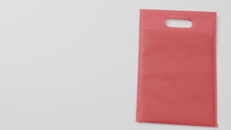 primer plano de la bolsa roja sobre fondo blanco, espacio de copia, cámara lenta