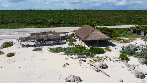 Cabaña-Abandonada-En-La-Playa-De-Arena-Blanca-En-Cozumel-México-Cerca-De-La-Selva-Costera,-Antena