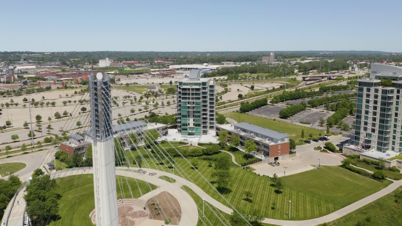 Dron przelatuje nad wantową kładką dla pieszych w Omaha, Nebraska