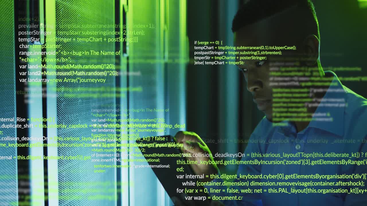 animación del procesamiento de datos sobre un ingeniero afroamericano usando una tableta digital en la sala del servidor