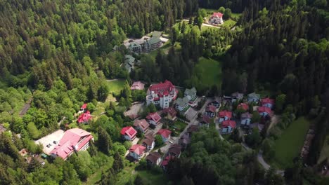 el dominio de drácula desde arriba: una toma aérea de un dron de 4k que muestra la 'casa de drácula' en la estación de esquí poiana brasov en las montañas de los cárpatos