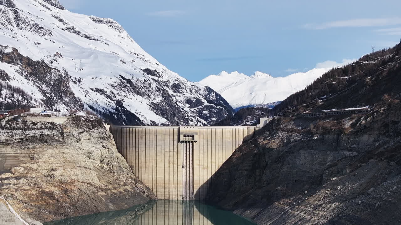 panorámica aérea la presa de chevril el lago vacío de tignes savoia francia cielo azul invierno montaña de nieve
