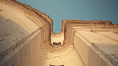 Detalle-De-La-Fachada-Del-Panteón-Nacional-De-La-Antigua-Catedral-Barroca-De-Lisboa-Tire-De-La-Cámara-A-Cámara-Lenta