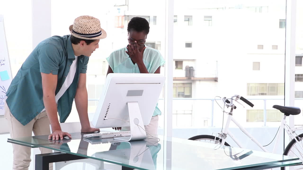 socios empresariales creativos que tienen una reunión