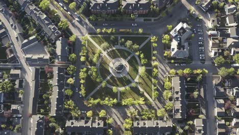 2-3 vistas aéreas de pájaros caen sobre la glorieta del parque de la plaza del pueblo durante la hora pico de la mañana mientras los estudiantes salen a la escuela y las personas empleadas salen a trabajar durante el bloqueo pandémico ignorado en calgary ab