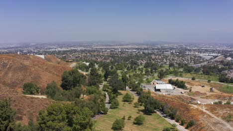 toma aérea super ancha de retroceso de una morgue de california