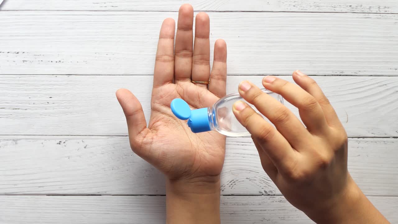 손 소독제를 적용하는 것